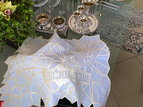 Mastering the Art of Table Setting with Jassi Antabi!